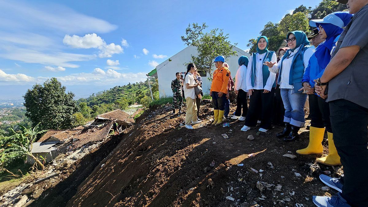 Ketua TP PKK Jawa Barat dan Rombongan Tinjau Langsung Lokasi Longsor di Desa Lembang