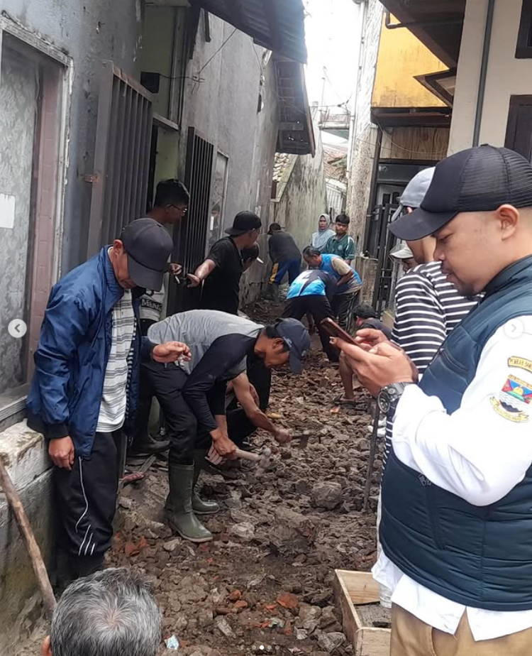 PEMERINTAH DESA LEMBANG LAKSANAKAN PEMBANGUNAN DRAINASE DI WILAYAH RW 08 UNTUK MENINGKATKAN KENYAMANAN WARGA