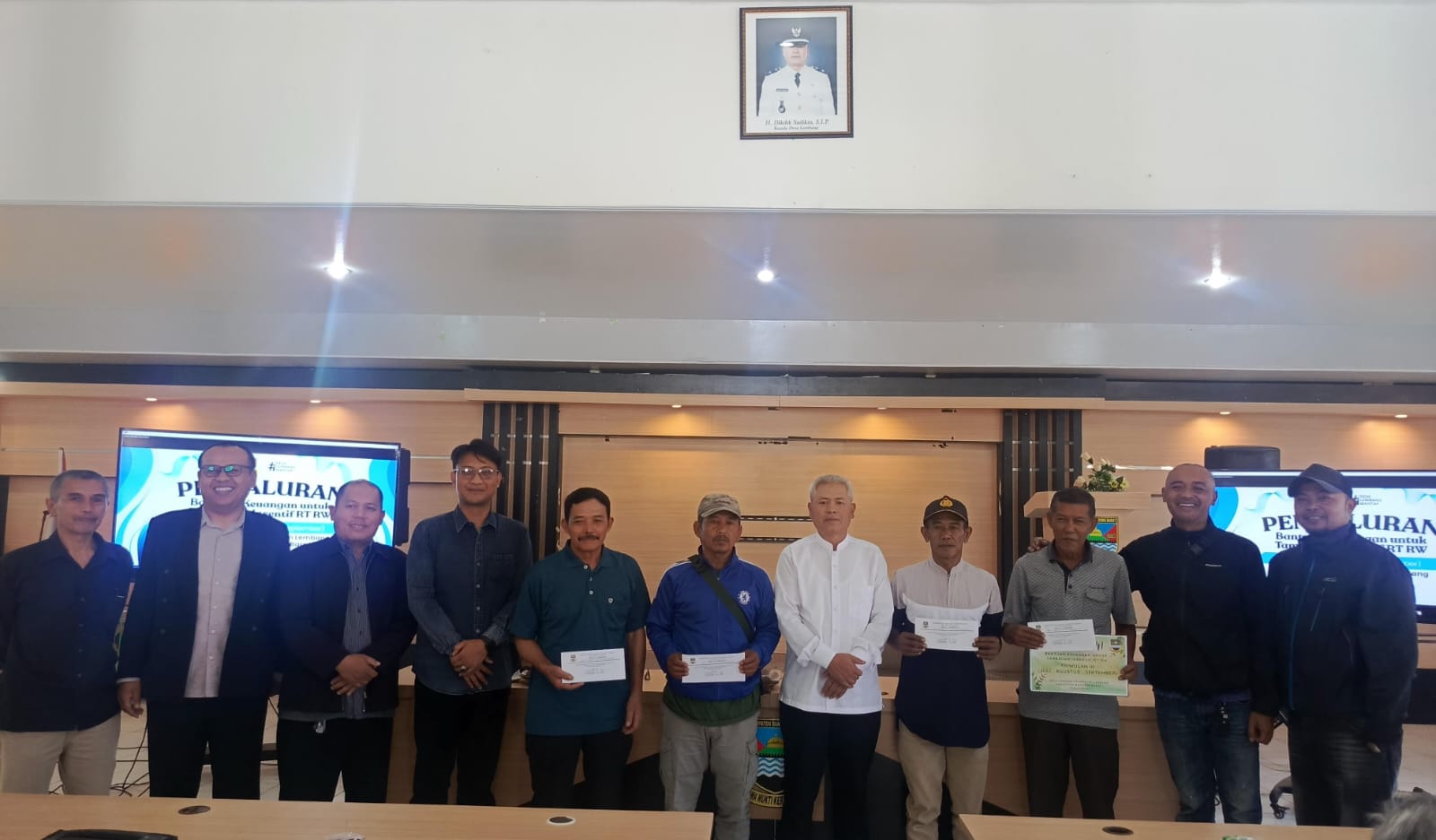 Penyaluran Tambahan Insentif Ketua RW dan RT Triwulan III TA. 2026 di Desa Lembang